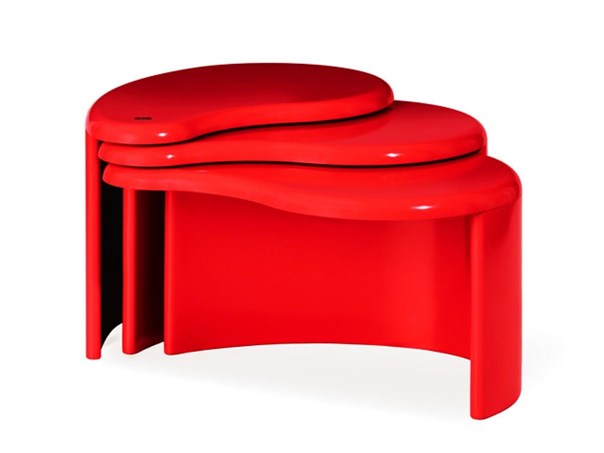 La fascinación de Giorgio Armani por Japón está presente en este juego de mesas lacadas, de nombre Luna. armanicasa.com.