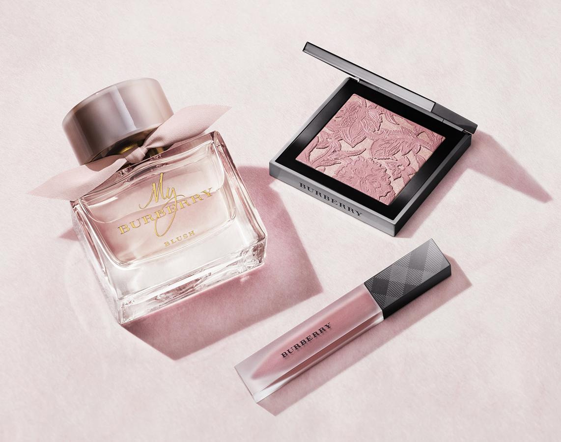 Burberry presenta un nuevo perfume, brillante e intensamente femenino. Creado por el perfumista Francis Kurkdjian y Christopher Bailey, Presidente y Director Creativo de la firma, My Burberry Blush incluye como notas de salida la granada y el limón. Las notas de corazón: geranio, manzana crujiente y pétalos de rosa. Y las notas de fondo: jazmín y acorde de glicina. Además de la nueva fragancia, the Blush Collection incluye productos de maquillaje en tonos rosa pálido y nudes suaves. La campaña estará protagonizada por la actriz Lily James.