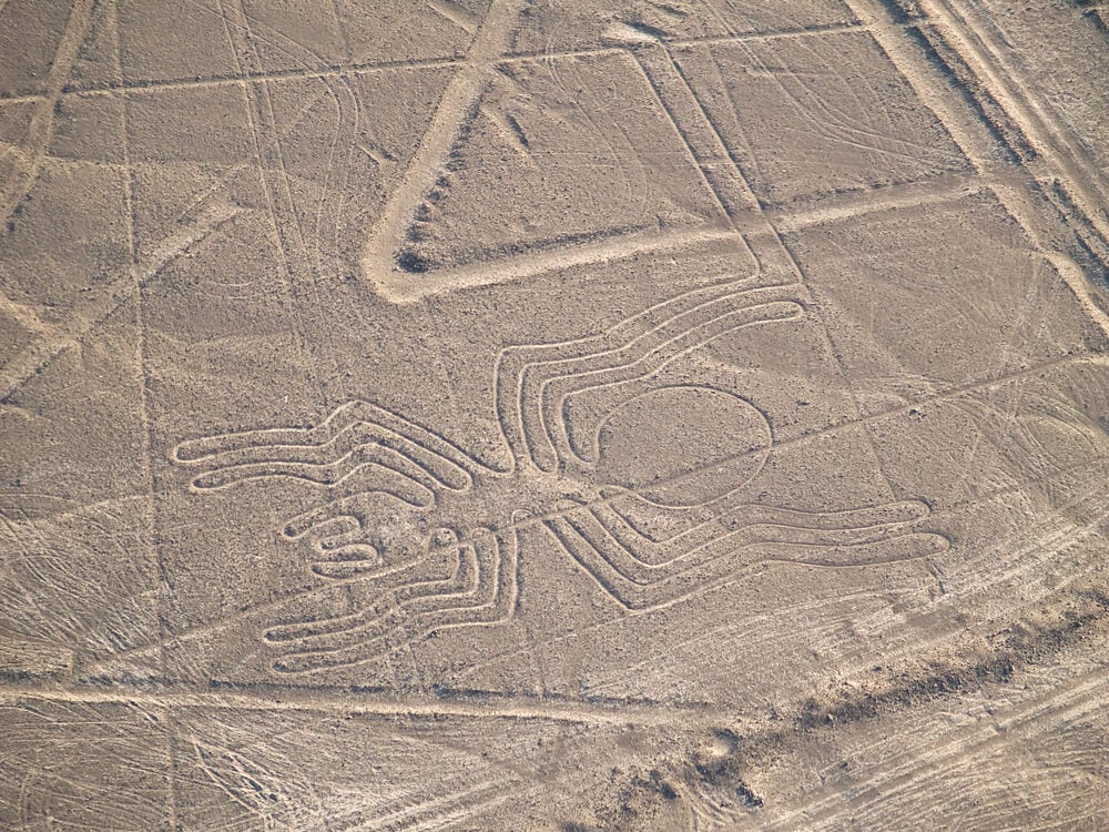 Las líneas de Nazca son antiguos geoglifos que se encuentran en las Pampas de Jumana. Estas extrañas líneas que forman dibujos sobre el desierto parecen obra de extraterrestres. Fueron trazadas por la cultura Nazca y están compuestas por cientos de figuras, algunas de ellas zoomorfas y geométricas. Muchos estudios apuntan a que quienes las hicieron tenían intenciones ceremoniales o rituales, relacionados con la obtención de agua o fertilidad (+INFO sobre alojamientos en la zona en Hundredrooms).