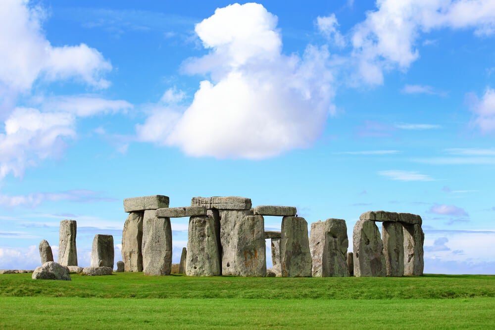 Se cree que este imponente círculo de piedras conocido como Stonehenge tenía finalidades religiosas y astronómicas. Se trata de la estructura megalítica más famoso del mundo, aunque quedan muchos misterios sin resolver sobre quienes lo levantaron y la función que cumplió (+INFO sobre alojamientos en la zona en Hundredrooms).