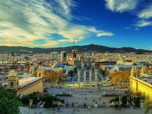Panorámica de Barcelona desde Montjüic: al fondo puede apreciarse el Tibidabo, y, entre ambas montañas, la Plaza de España.