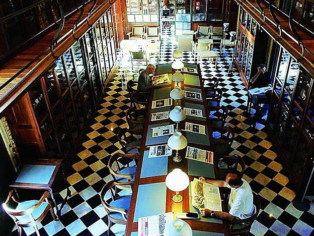 Biblioteca del Atenau (Canuda, 6).