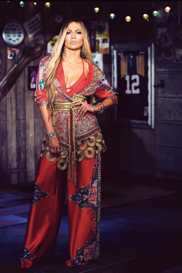 El último videoclip de Jennifer Lopez, Ni tú ni yo, tiene acento español. Y no es solo por la letra. Entre los diferentes estilismos escogidos por la cantante destaca un look de Custo Barcelona. Se trata de un dos piezas de chaqueta y pantalón rojo con bordados brillantes y apliques dorados. A ella le queda así de bien...