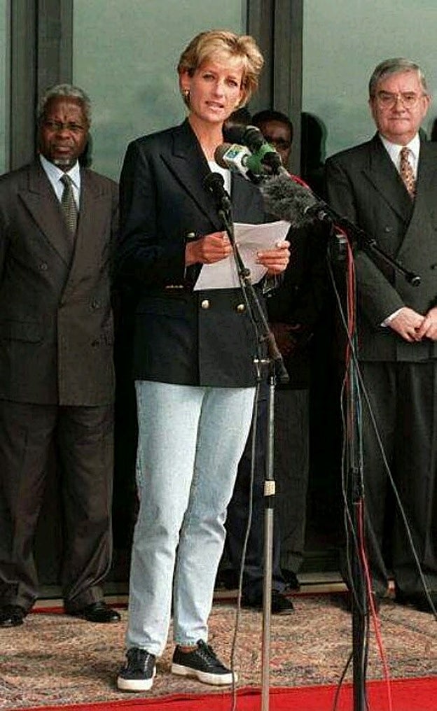 Lady Di, con zapatillas Superga durante un viaje a Angola en 1997