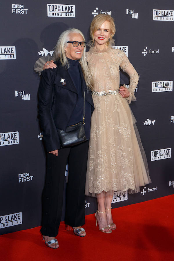 Nicole Kidman, junto a la directora Jane Campion en la foto, estaba radiante con este barroco diseño joya de Zuhair Murad.