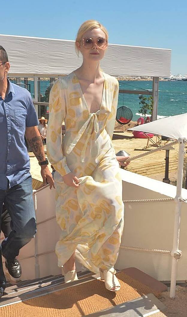 Elle Fanning apuesta por los kaftanes