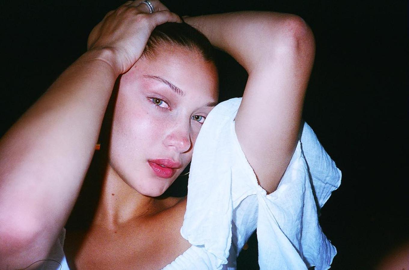 La súper modelo Bella Hadid se muestra radiante sin una gota de maquillaje en esta imagen que compartió con sus seguidores.