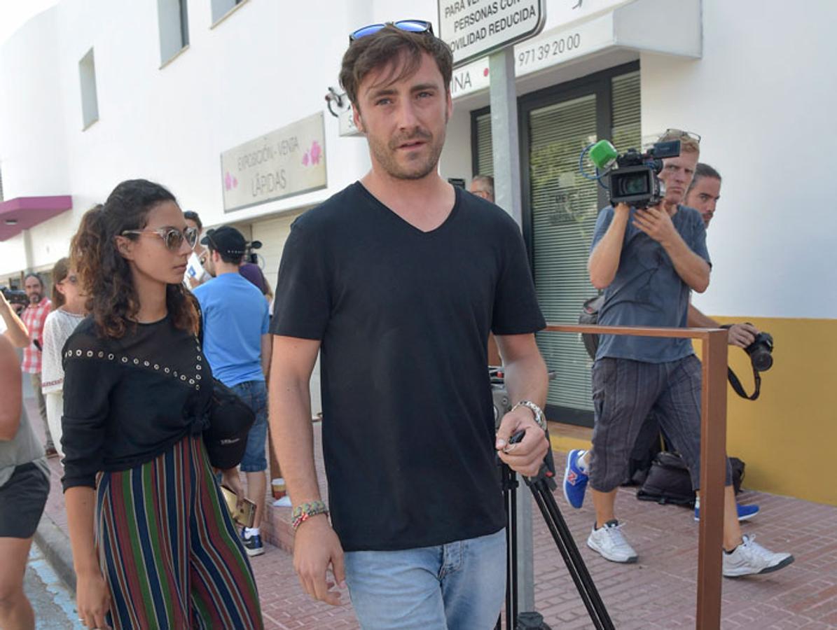 El hijo de Ángel Nieto, Pablo, muy afectado a las puertas del tanatorio de Ibiza.