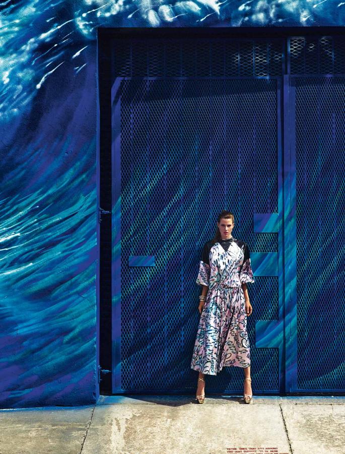 Camisa y falda estampada con efecto metalizado, de Kenzo. Las sandalias son de Aquazzura y los brazaletes de Aristocrazy.