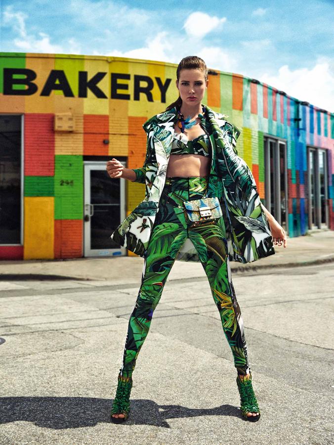 Chaleco, top, leggins y sudadera, todo de Max Mara. Collar de Tess y sandalias de Roger Vivier. El bolso es un diseño de Furla.