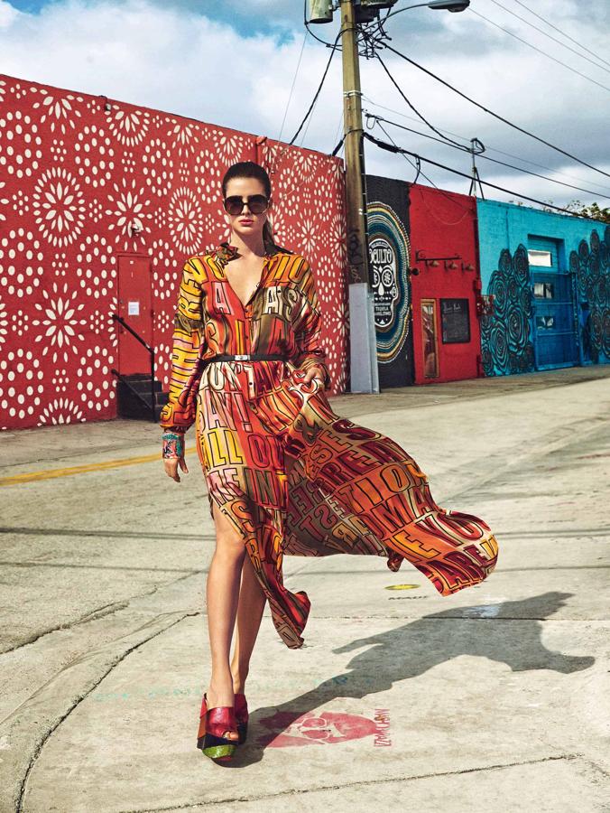 El vestido es un diseño de Juan Vidal. Cinturón y pulseras de Hermès; sandalias de Christian Louboutin; y gafas de sol de Chloé.