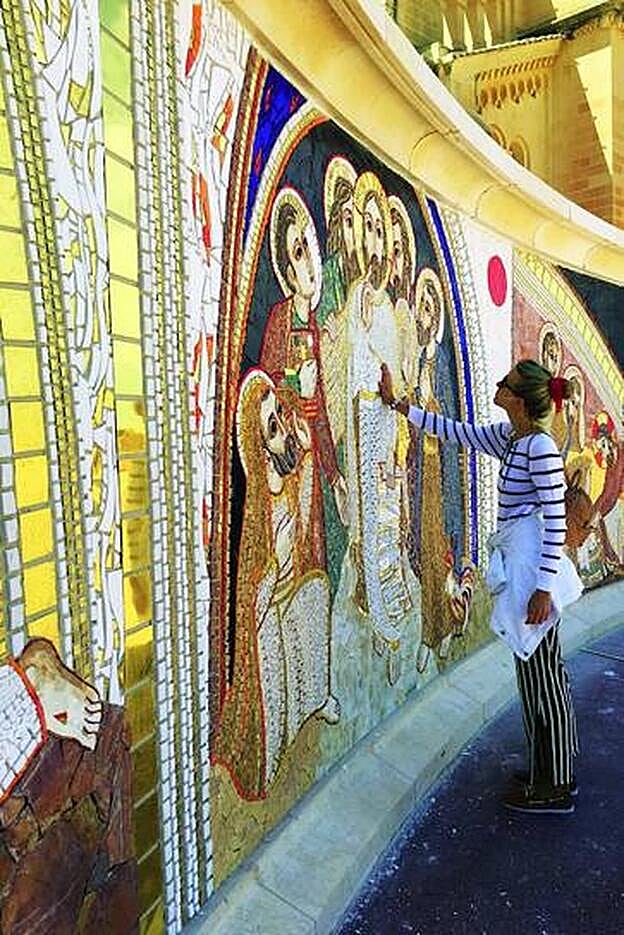 María ante el mosaico de la Basílica de Ta'Pinu, en Gozo.