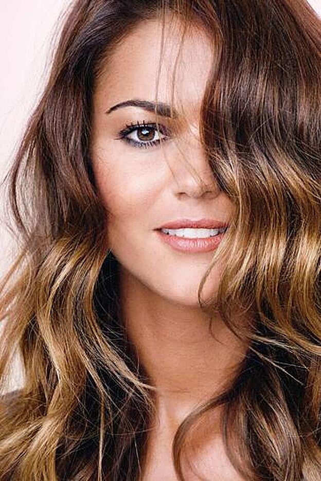 La presentadora presume de melena con un look de ondas abiertas muy definidas, marcadas mechón a mechón, con el Sérum Repara y Protege de Pantene.