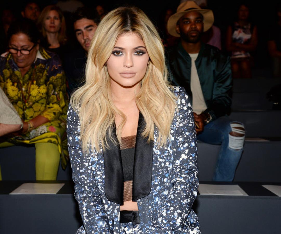 Fue de las primeras famosas en lucir una de las tendencias capilares más controvertidas. Lo suyo con las ráices negras no sabemos si es descuido o moda