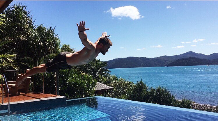 ¿Quién no se tira así a la piscina de su casa? Nosotras, desde luego, si fuéramos Elsa Pataki nos atreveríamos porque, total, si pasa algo, Chris Hemsworth nos puede hacer el boca a boca...