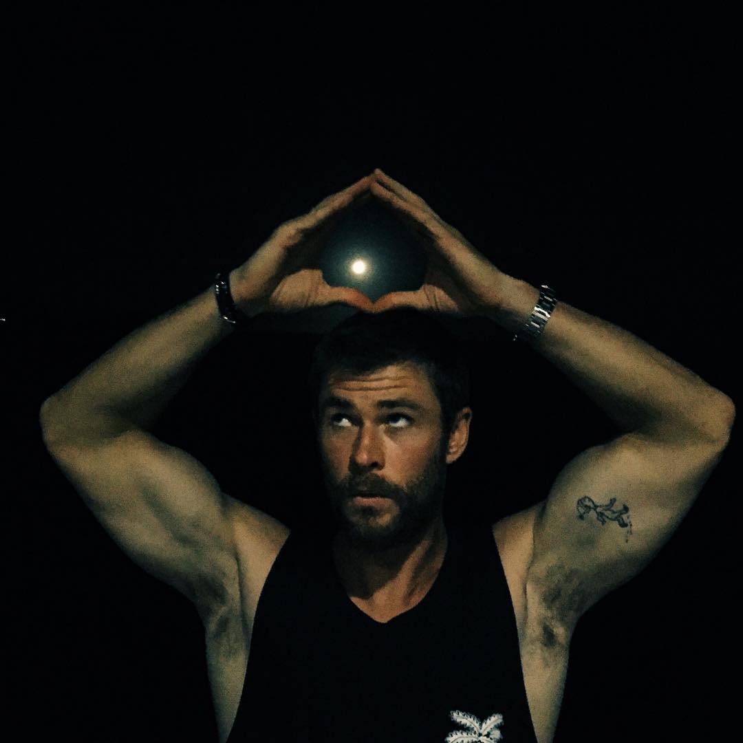 En esos brazos parece que no hay Photoshop. ¿Y que me dices de esos ojitos, y esa barbita, que cantaría Shakira?