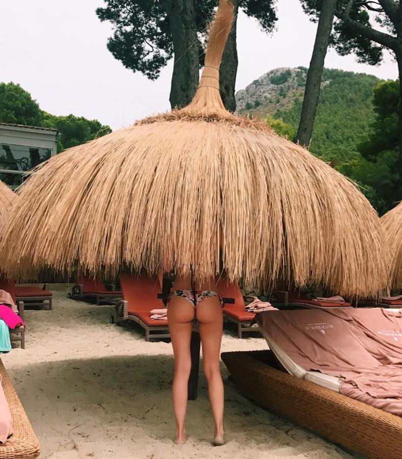 Y si todavía a alguien que quedaba alguna duda de que la actriz, además de comerse la cámara, tiene un cuerpo que parece esculpido a golpe de cincel y un sentido del humor bárbaro que mire con atención esta imagen