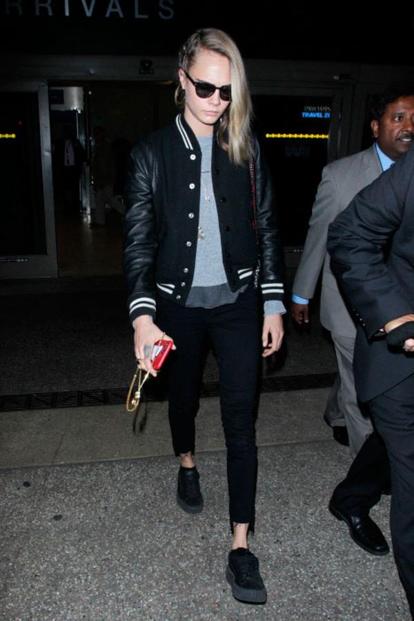 Su look casual más acertado. Deportivas, pantalón negro, camiseta gris y chaqueta.