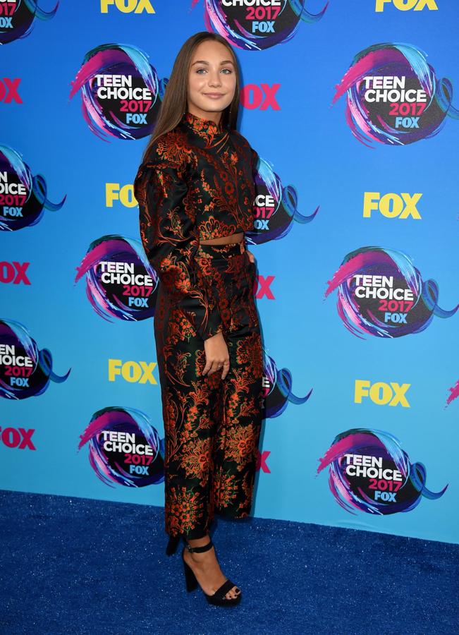 La joven actriz Maddie Ziegler fue con su amiga Millie Bobby Brown a los premios y llevó un conjunto negro y anaranjado de dos piezas.