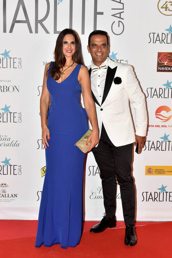 Sencillo pero elegante, así era el vestido azul klein de la cantante