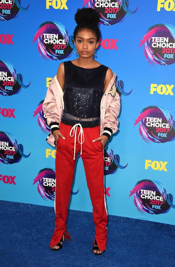 Yara Shahidi quiso llevar a la alfombra roja la tendencia 'athleisure' y apostó por chaqueta de Fear of God y pantalones de Libertine top. Las joyas son de Tiffany & Co y las sandalias de Giuseppe Zanotti.