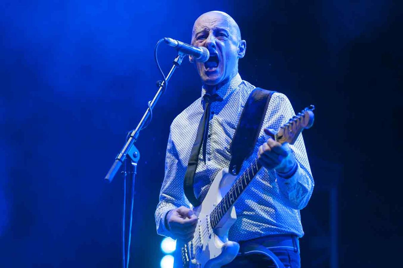 Jorge Ilegal, líder del legendario grupo Los Ilegales, en un momento de su actuación.