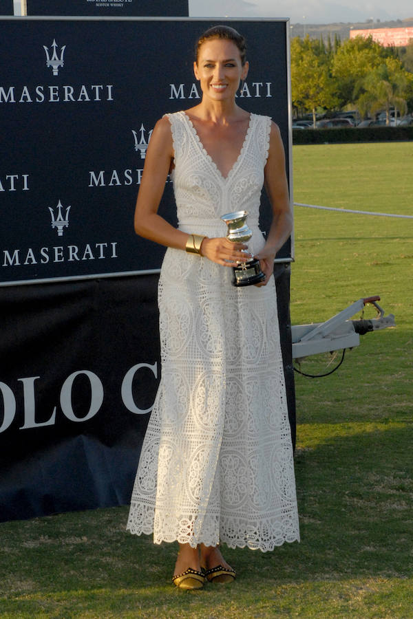 Cómodo y elegante, el vestido blanco de Temperley London que la top española lució en un evento de Maserati en Sotogrande se cuela entre los mejores looks de esta semana. Lo remató con unos zapatos dorados de Aquazzura.
