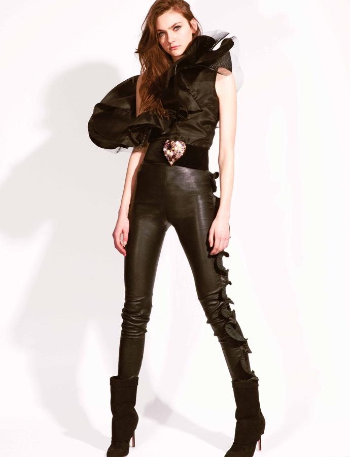 Total look en cuero y organza de Emanuel Ungaro.