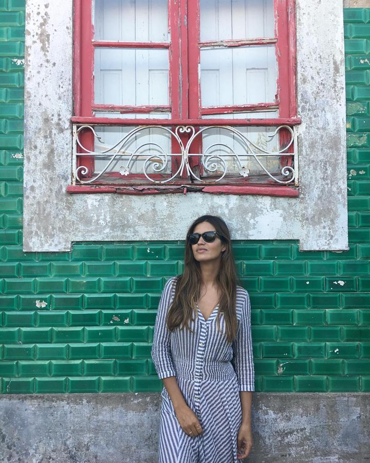 Los vestidos camiseros de largo midi son perfectos para las largas jornadas de caminatas: por cómodos y estilosos.