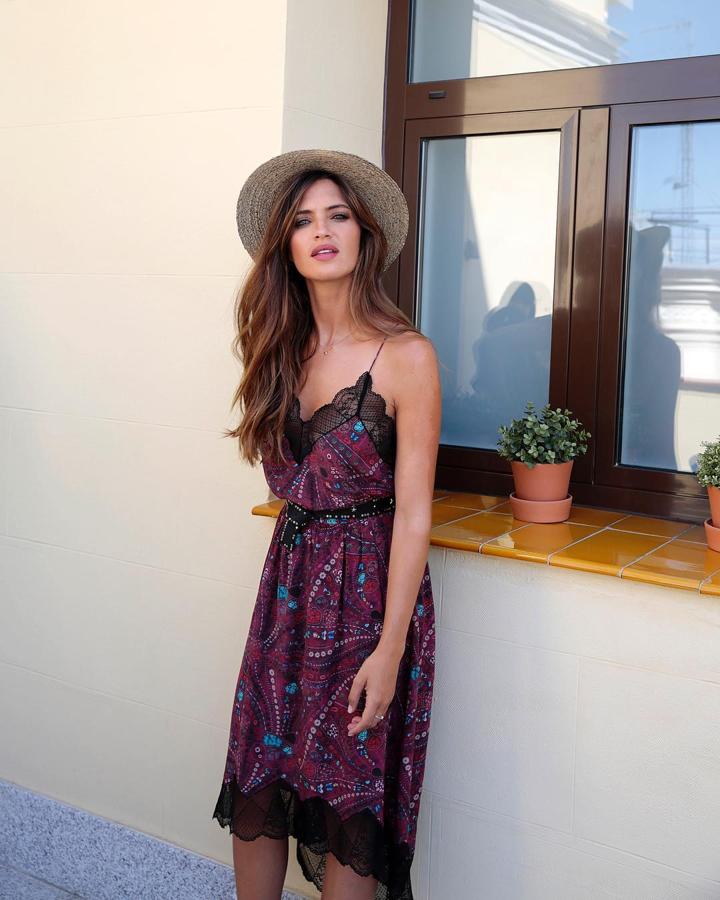 Los sombreros alivian el calor y también protegen el pelo del sol. Y eso lo sabe muy bien Sara, que tiene otro método...