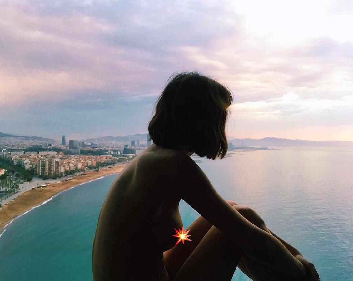 La actriz Úrsula Corberó también tiene su posado frente a una ventana con unas sorprendentes vistas de fondo.