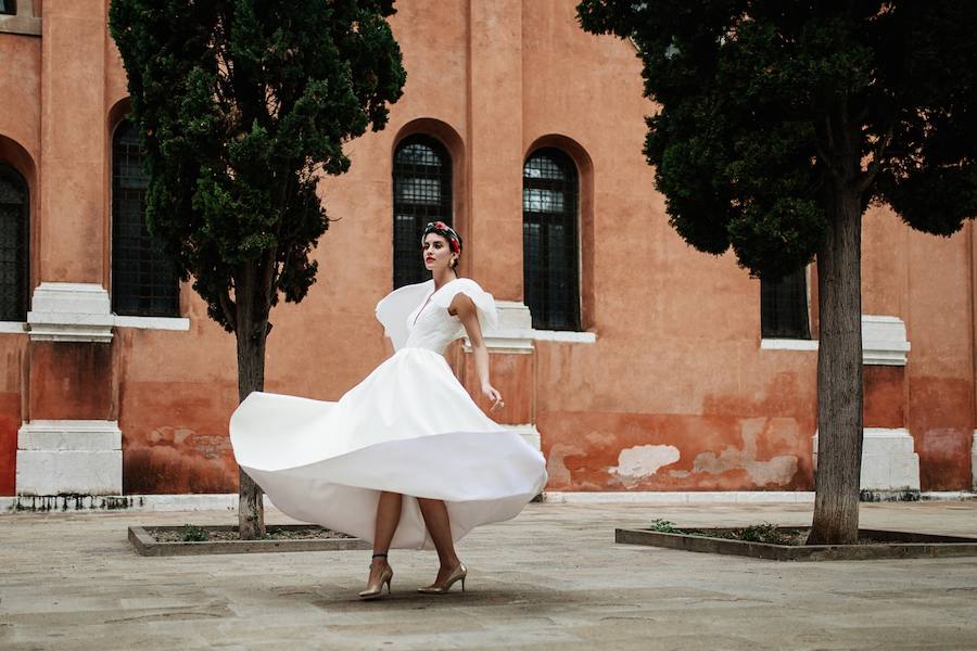 La sofisticación de otra época, pero en versión actual. Los diseños de la firma francesa Constance Fournier derrochan glamour y una elegante feminidad.