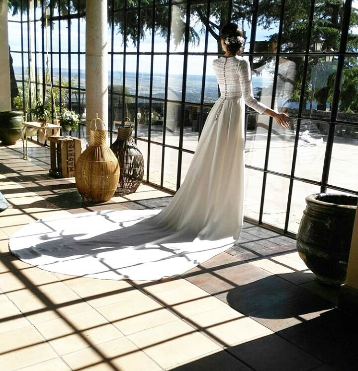 Diseños únicos creados desde cero en su atelier para cada novia, los vestidos de María Baraza son una apuesta segura para ser la novia que quieres ser el día de tu boda.