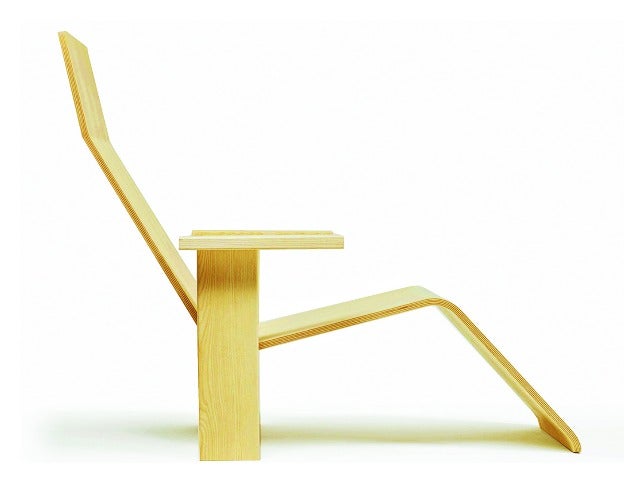 Presentada este mismo año, la firman los hermanos Bouroullec y demuestra que este material tiene largo recorrido. mattiazzi.eu.