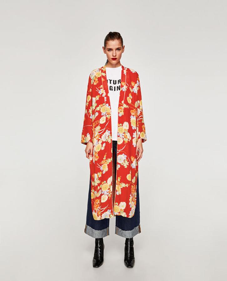 Sin embargo, si lo que quieres es ser el centro de las miradas, este kimono con colores naranjas, rojos y amarillos de Zara es una buena opción. Precio: 49,95 euros.