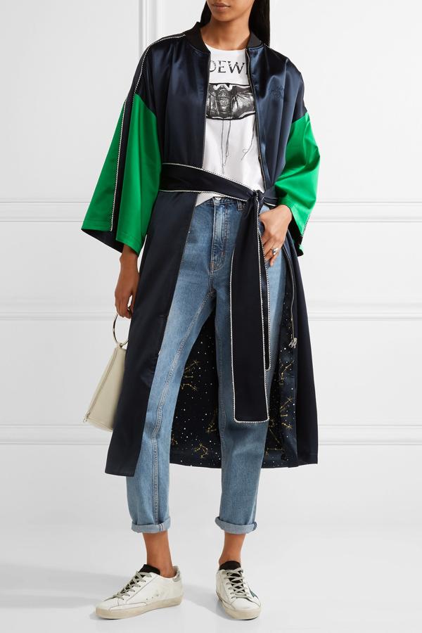 Si te quieres dar un capricho puedes optar por esta versión de estilo 'pijamero' deopening ceremony monocolor. Precio: 750 euros