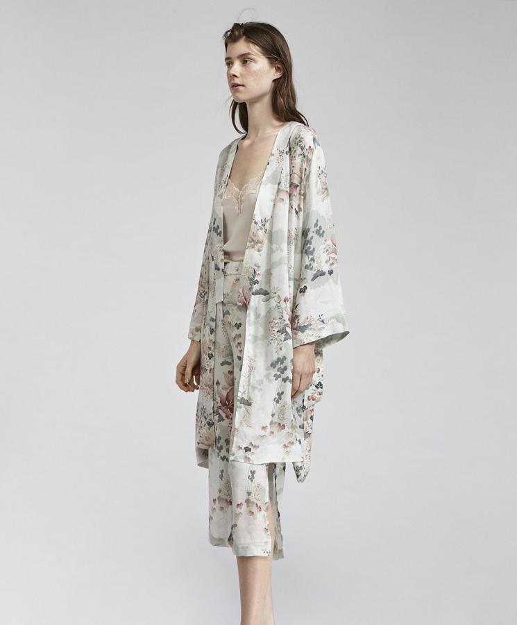 De la cama a la calle y de la calle a la cama, la tendencia pijamera está más de moda que nunca yn este kimono es la mejor prueba. Atrévete y llévalo a la calle, aunque este de Oysho está creado para en casa. Precio: 35,99 euros,