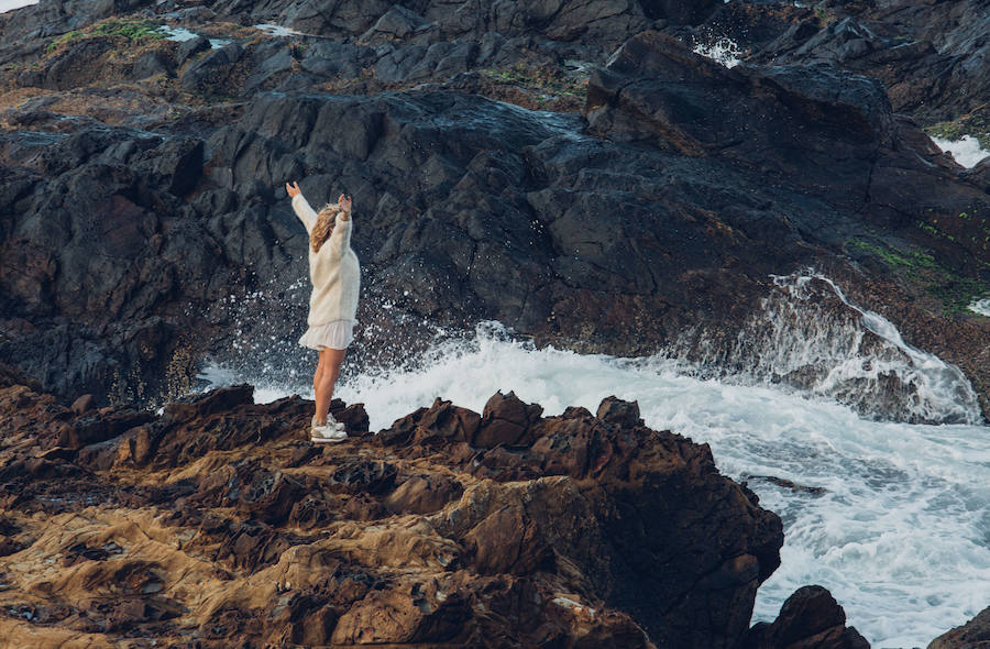 Elsa Pataky protagoniza y dirige junto a su hermano (Cristian Prieto) 'Emotions', el 'fashion film' de la campaña otoño-invierno 2017 de Gioseppo que se ha grabado entre Asturias y Australia, y en el que han contado con un equipo de excepción formado por el fotógrafo Miguel Reveriego, la estilista Belén Antolín y la maquilladora Beatriz Matallana.