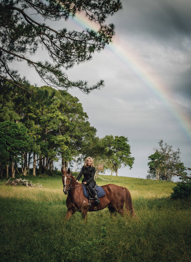 Elsa Pataky protagoniza y dirige junto a su hermano (Cristian Prieto) 'Emotions', el 'fashion film' de la campaña otoño-invierno 2017 de Gioseppo que se ha grabado entre Asturias y Australia, y en el que han contado con un equipo de excepción formado por el fotógrafo Miguel Reveriego, la estilista Belén Antolín y la maquilladora Beatriz Matallana.