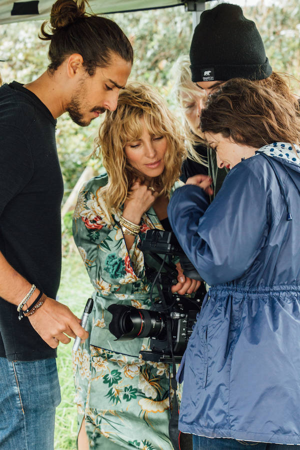 Elsa Pataky protagoniza y dirige junto a su hermano (Cristian Prieto) 'Emotions', el 'fashion film' de la campaña otoño-invierno 2017 de Gioseppo que se ha grabado entre Asturias y Australia, y en el que han contado con un equipo de excepción formado por el fotógrafo Miguel Reveriego, la estilista Belén Antolín y la maquilladora Beatriz Matallana.