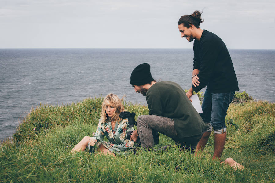 Elsa Pataky protagoniza y dirige junto a su hermano (Cristian Prieto) 'Emotions', el 'fashion film' de la campaña otoño-invierno 2017 de Gioseppo que se ha grabado entre Asturias y Australia, y en el que han contado con un equipo de excepción formado por el fotógrafo Miguel Reveriego, la estilista Belén Antolín y la maquilladora Beatriz Matallana.