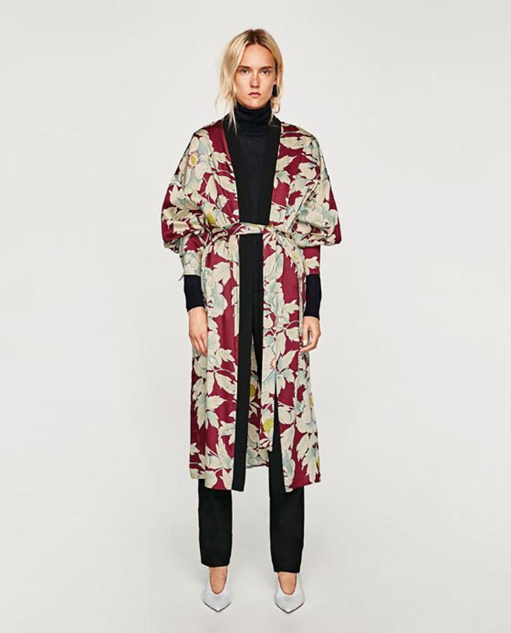 De largo midi, con estampado floral y acabado satinado, este kimono es uno de lo más elegantes de la nueva temporada.