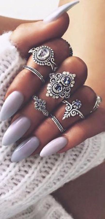 Si lo que quieres es presumir de dedos más largos, las uñas con forma de almendra son siemrpe una buena opción.