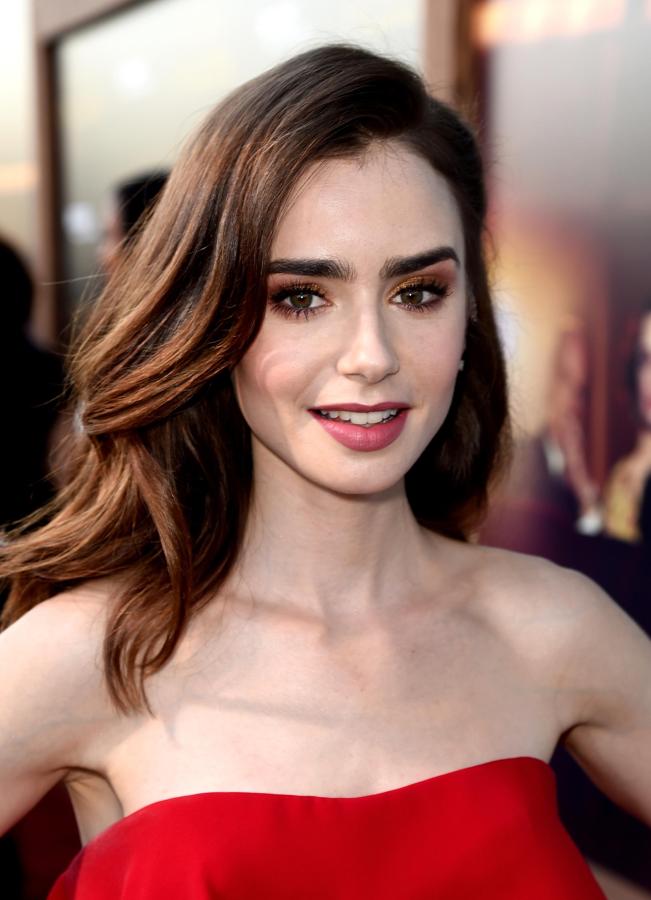Lilly Collins elige una melena de cortes asimétricos. Si lo que quieres es marcar, opta por unas ondas definidas.