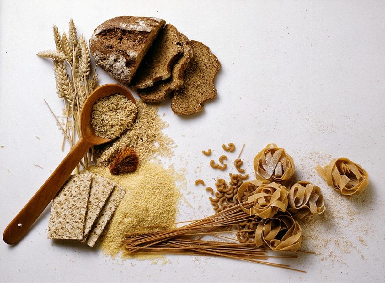 Para combatir el estreñimiento es aconsejable elegir pan, biscotes y galletas integrales, además de la pasta y el arroz integrales.