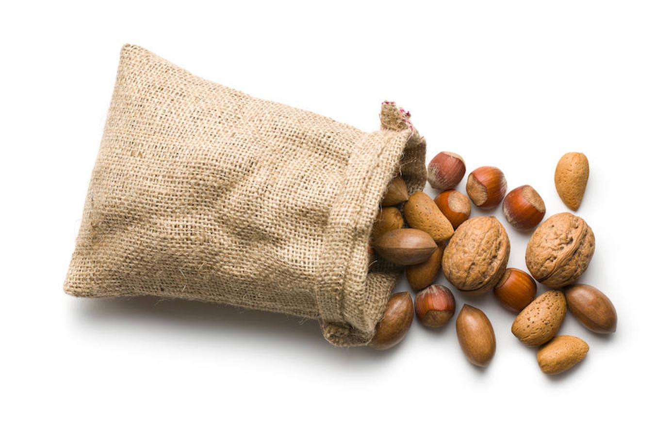 Los frutos secos (almendras, piñones, avellanas, nueces) son alimentos ricos en fibra que combaten el estreñimiento.