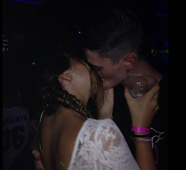 El joven ha compartido las fotografías en el lugar menos dicreto, redes sociales.