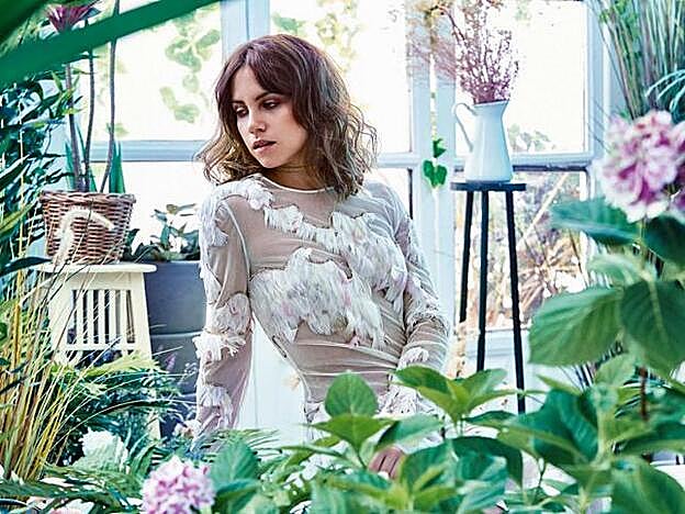 Aura garrido lleva vestido de Teresa Helbig y chocker de Swarovski.