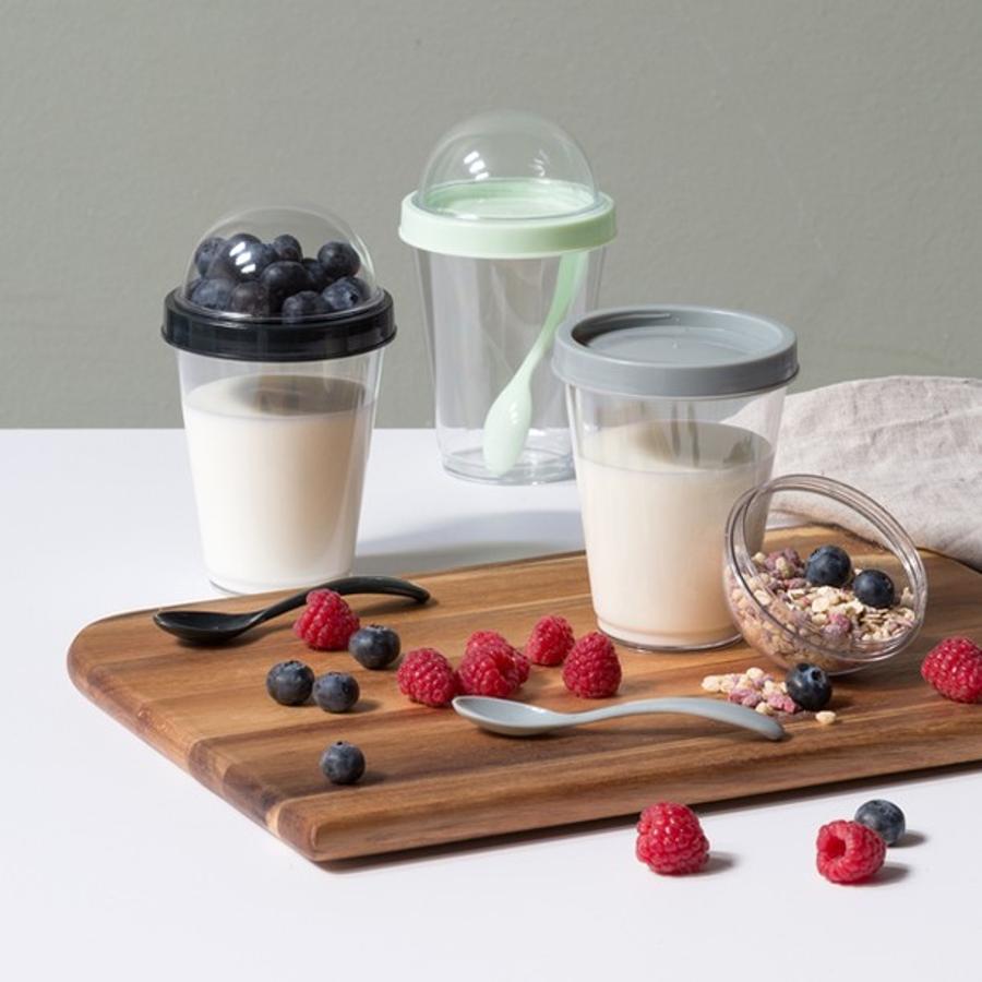 Recipientes para yogur con separación para el muesli y frutos rojos de SostreneGrene (Precio: 1'83€).