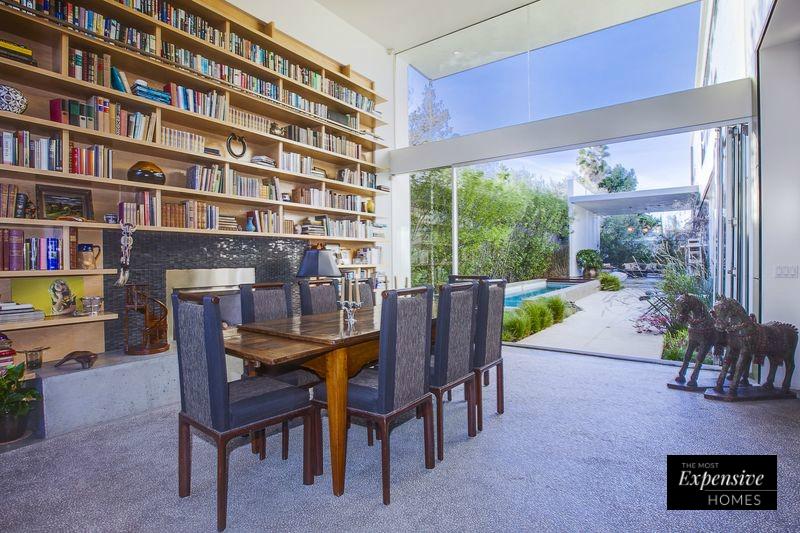 La casa de Emilia Clarke en Venice está abierta hacia el exterior, y cuenta con un comedor con una gran pared de cristal y una impresionante librería con chimenea.